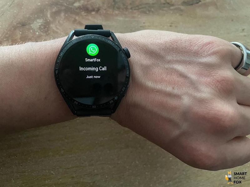 На часах Fitness Watch отображается входящий вызов.